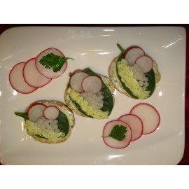 Kaviár, na sucho osmažená bagetka, špenát, ředkvička, bylinkové máslo